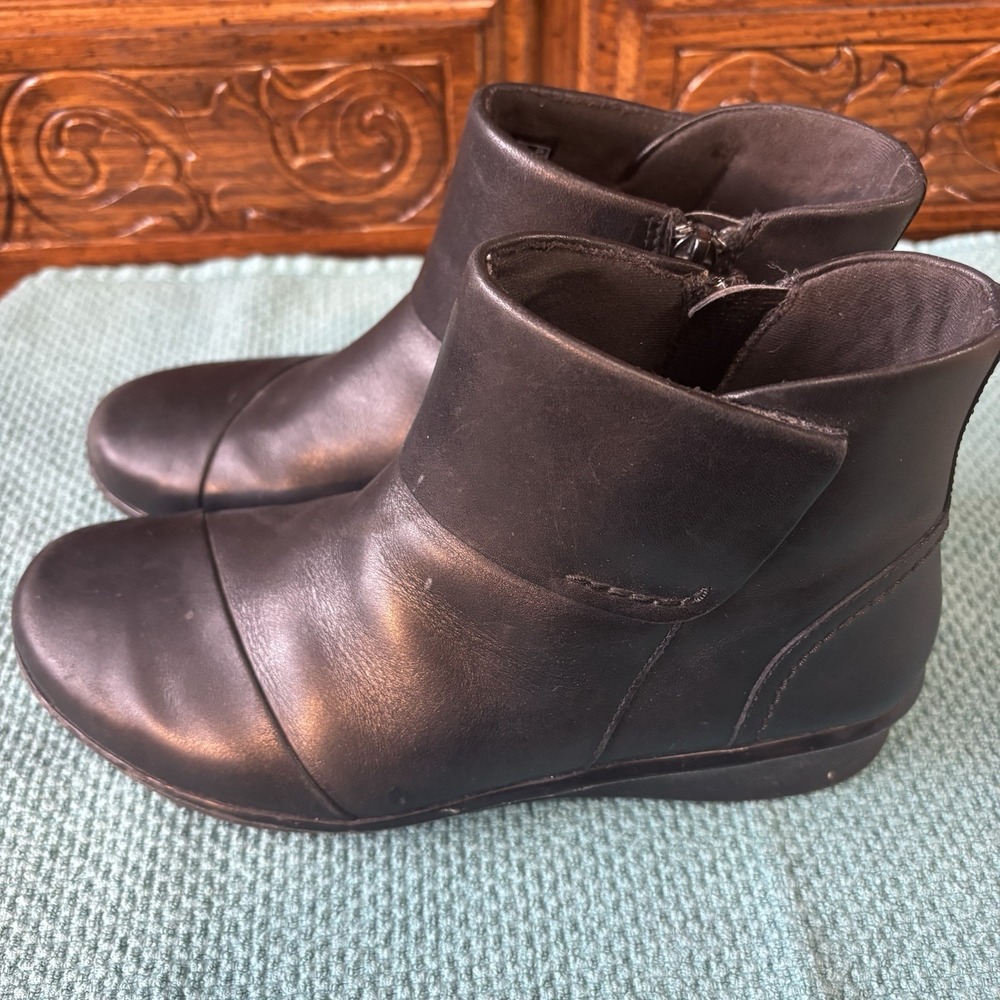 Clarks Women's Leather Zip Up Ankle Boots Black Size 5 1/2 Flat Soft Comfort - Picture 4 of 6